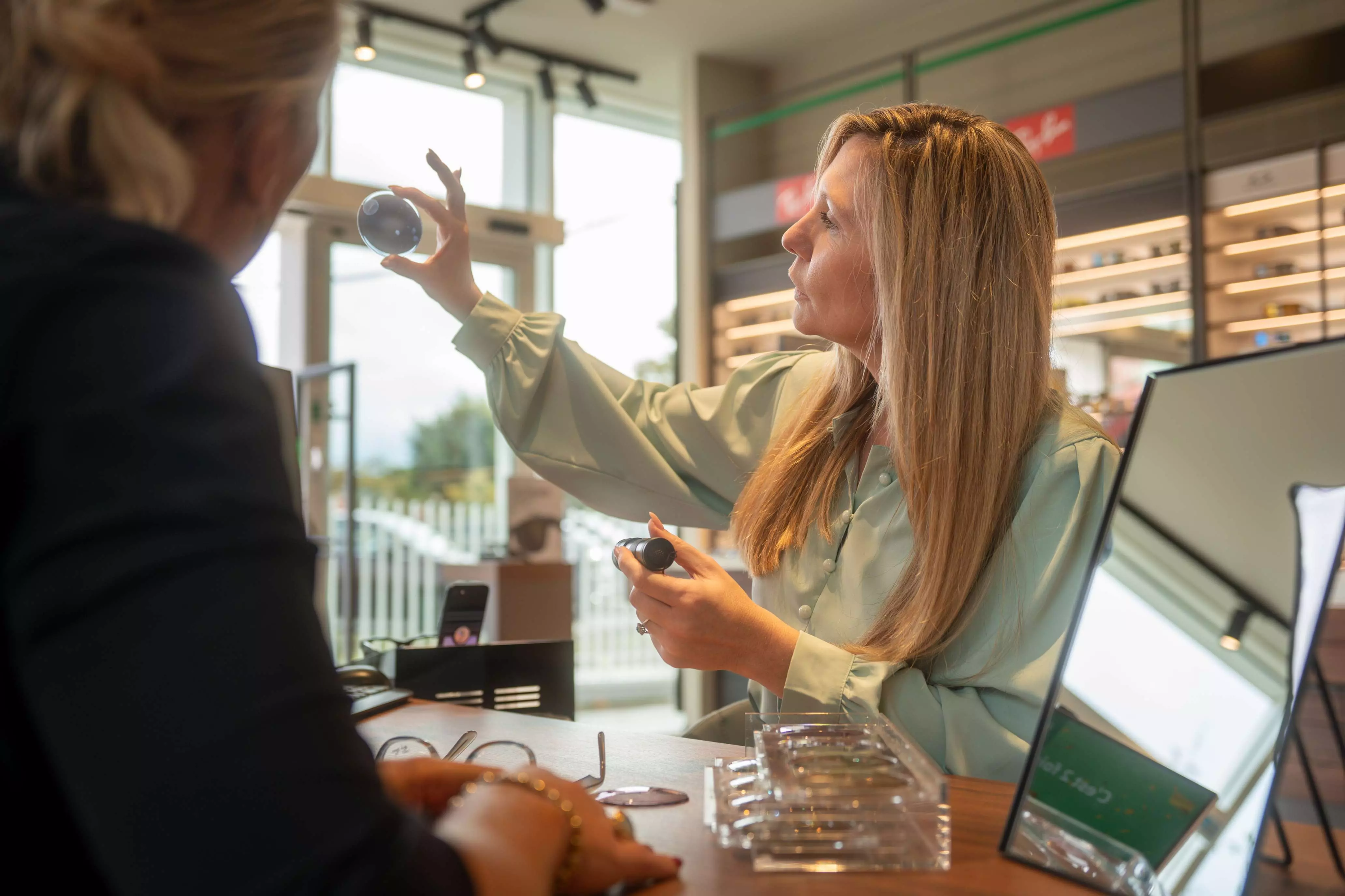 Pearle medewerker laat zien hoe transitions glazen van kleur kunnen veranderen.