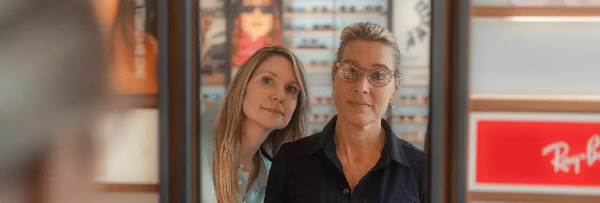 Shanna kijkt met klant in de spiegel naar een montuur