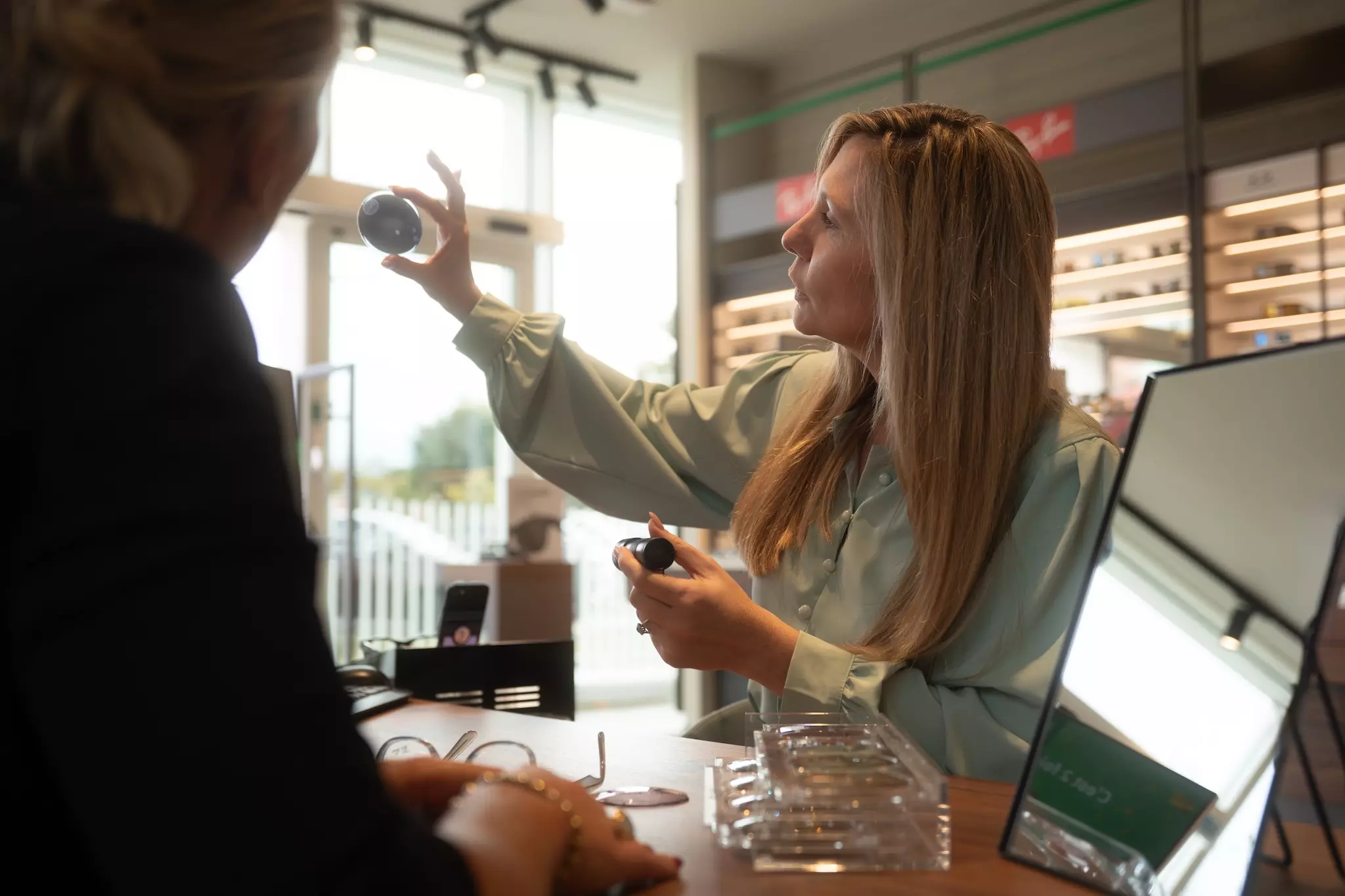 Opticiens van Pearle op de foto voor brillenwand 