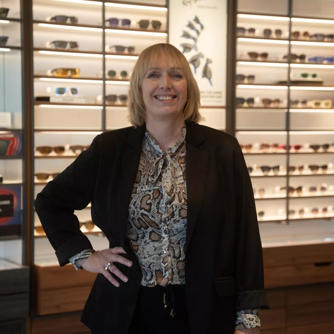 recruiter Inge van GrandVision Benelux voor een brillenwand