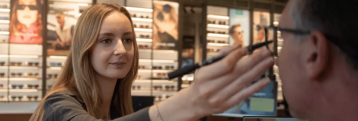 Karlien past montuur met klant